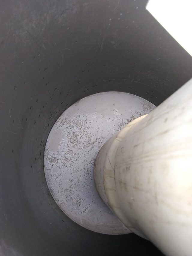 Pipe bottom water bucket